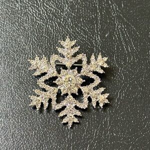 Sparkling Snowflake Brooch Silver Tone With Clear Crystals New